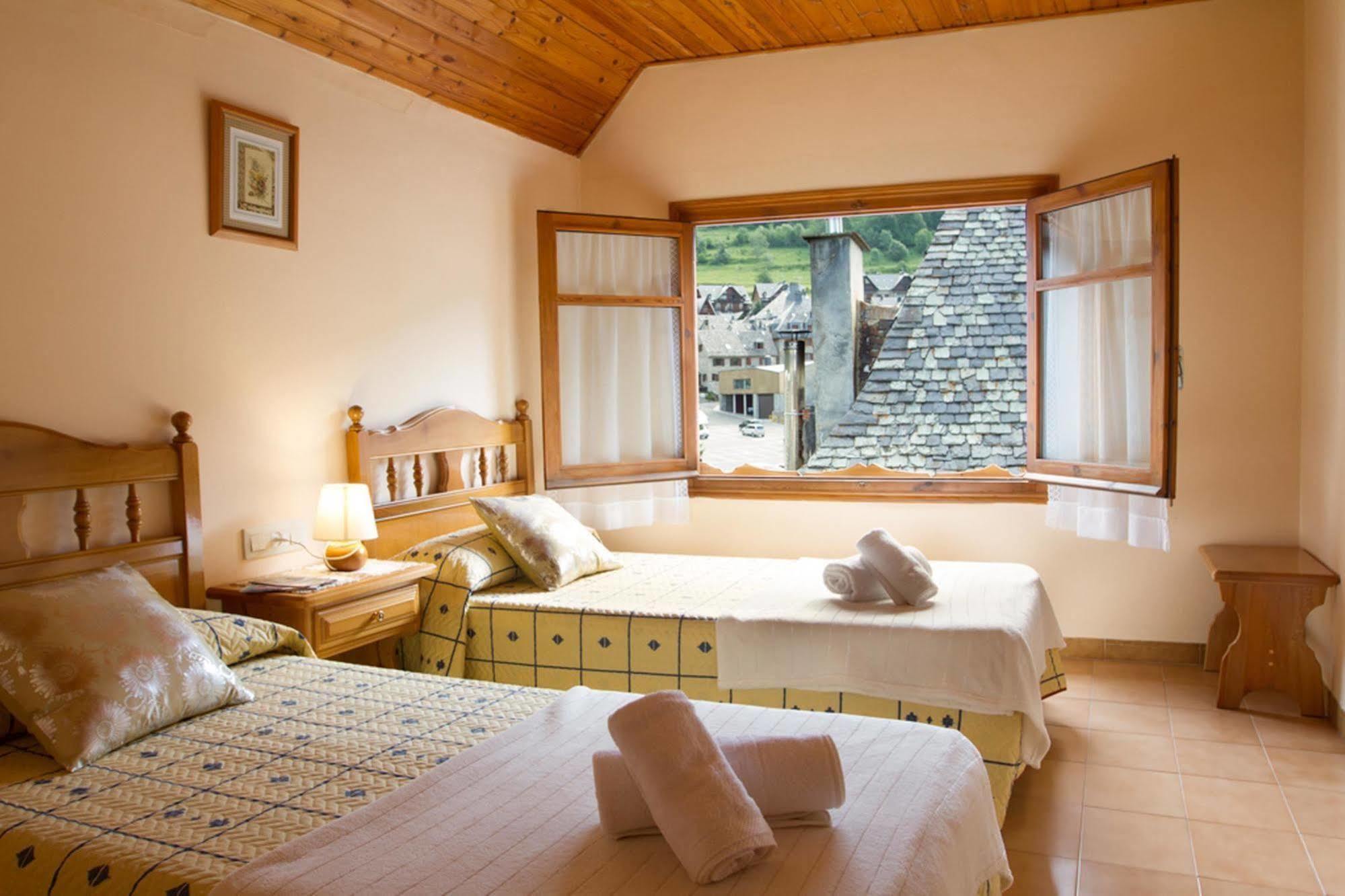 Hostal Aiguamog Salardú Eksteriør bilde